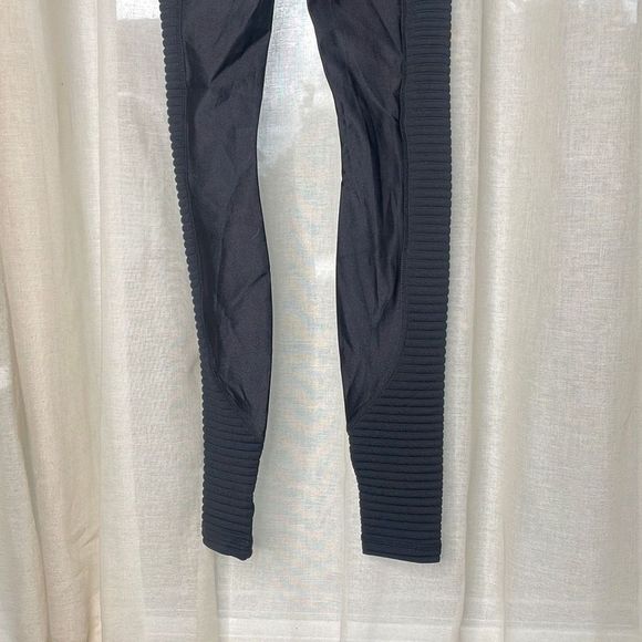 Fabletics ULTRA HIGH-WAISTED MOTION SHINE LEGGING | XXS/0-2 - Picture 8 of 8